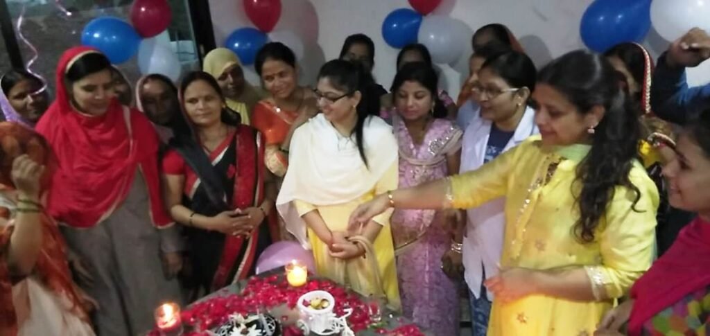 डॉ अनु अग्रवाल एवं दम्पतियों ने केक काटकर ख़ुशी मनाई