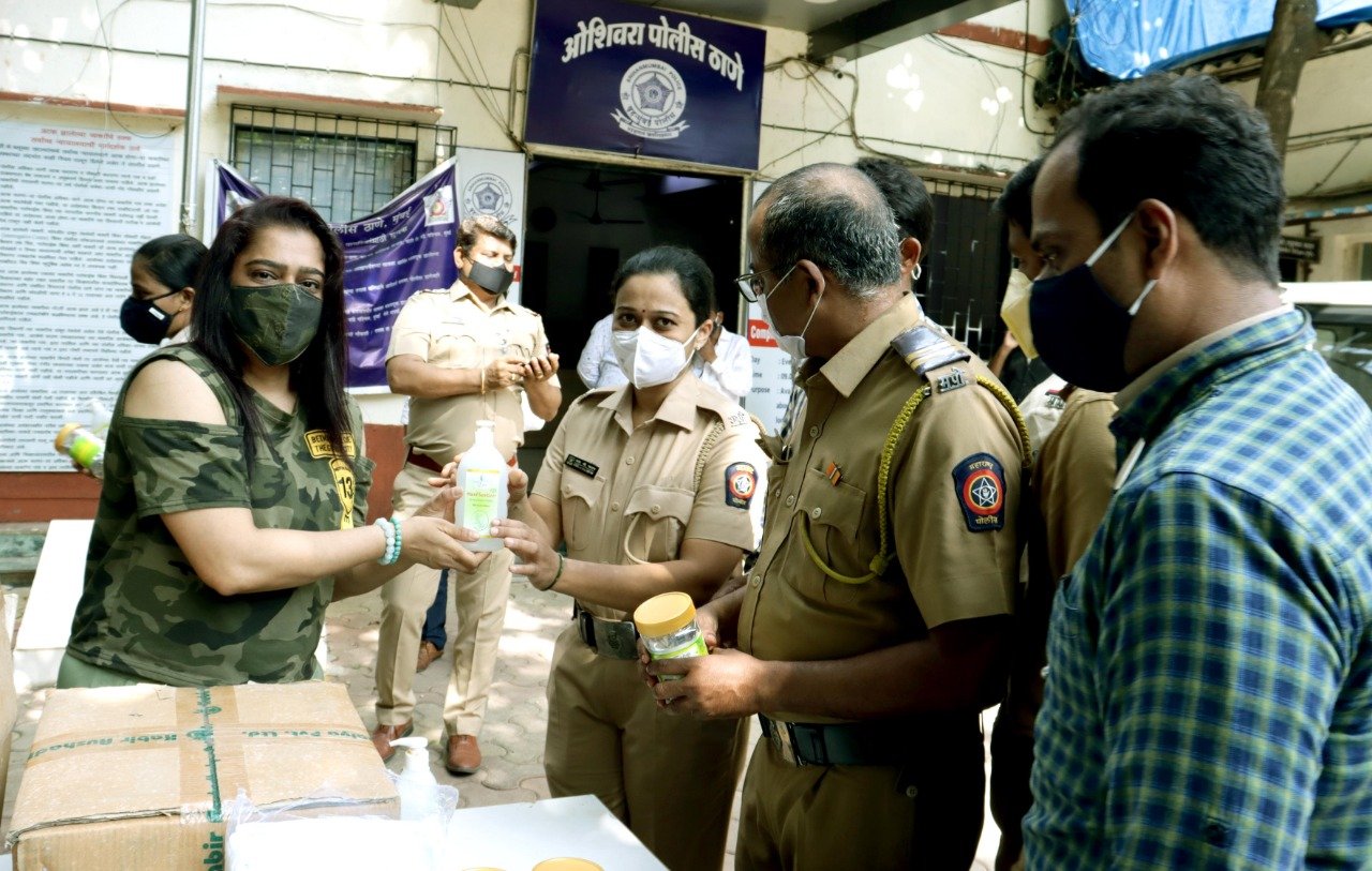 Anu Malik, Ekta Jain and Kailash Masoom gave Mumbai police hand sanitizer and immunity booster brew