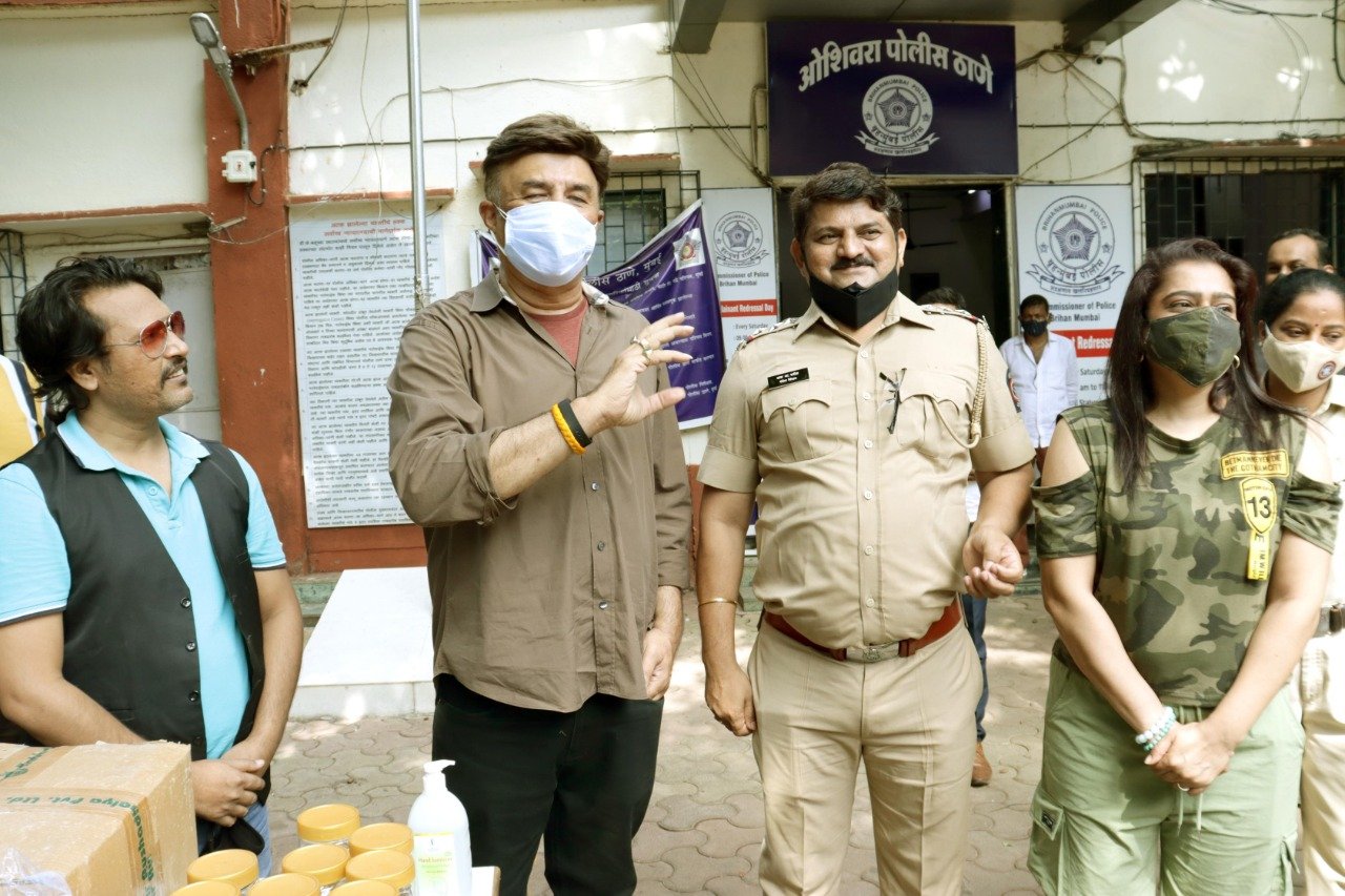 Anu Malik, Ekta Jain and Kailash Masoom gave Mumbai police hand sanitizer and immunity booster brew