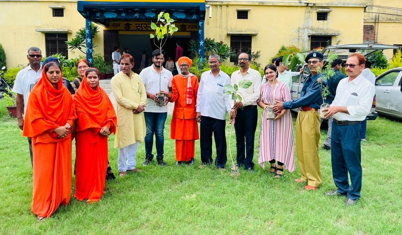 मानव उत्थान सेवा समिति द्वारा संचालित वृक्षारोपण अभियान के अंतर्गत मिलक में किया गया पौधारोपण कार्यक्रम