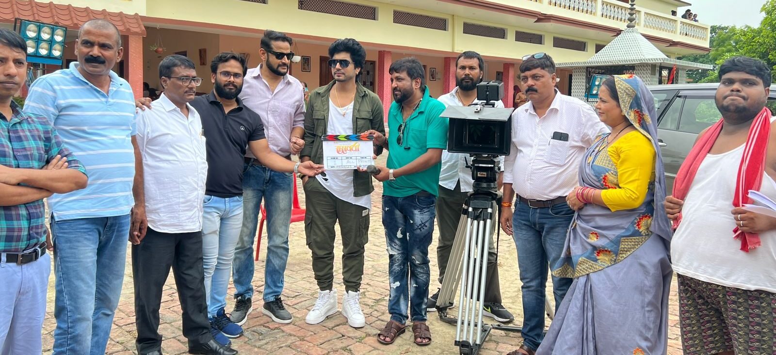 अंशुमान सिंह राजपूत फिल्म ''सरस्वती' के शूटिंग में यामिनी सिंह के साथ फ़िल्मी अंदाज में नज़र आये