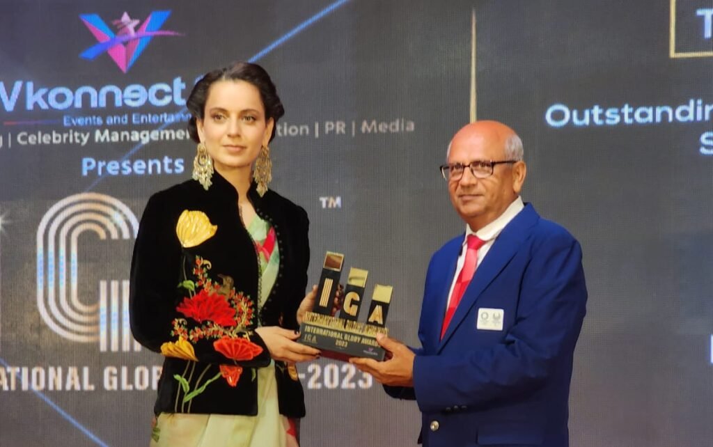 Kankana Ranaut presented the Lifetime Achievement Award to Olds Judge Mrig Vyas