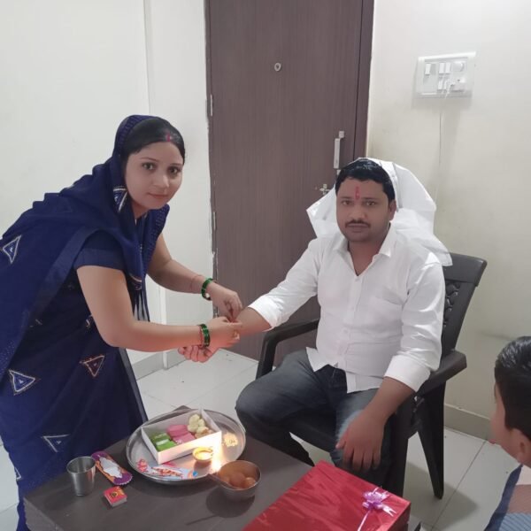 बहनों ने भाइयों की कलाई पर राखी बांधकर की दीर्घायु की कामना