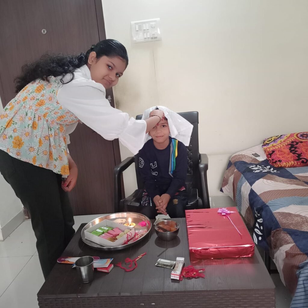 बहनों ने भाइयों की कलाई पर राखी बांधकर की दीर्घायु की कामना