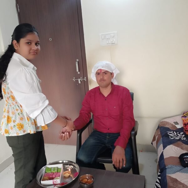 बहनों ने भाइयों की कलाई पर राखी बांधकर की दीर्घायु की कामना