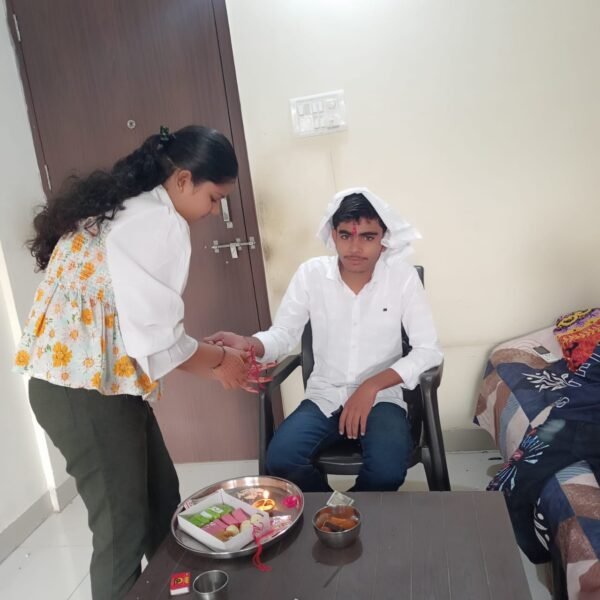 बहनों ने भाइयों की कलाई पर राखी बांधकर की दीर्घायु की कामना