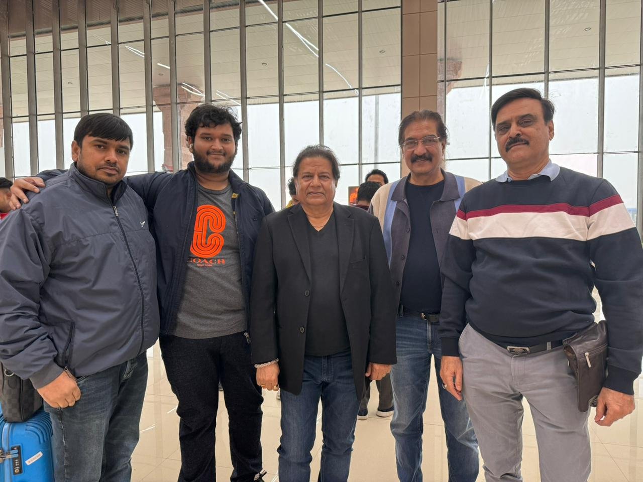 मास्क टीवी की फिल्म "हिंदुत्व" की टीम अनूप जलोटा के साथ मुम्बई से अयोध्या के लिए रवाना हुई